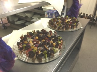 Dessertspiegel mit Petit Fours und Pralinen
